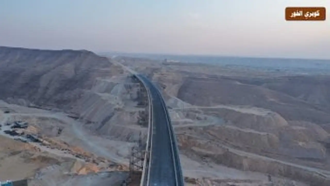 خور مايو: كوبرى مصر يتحدى الجبال لاستقبال القطار السريع